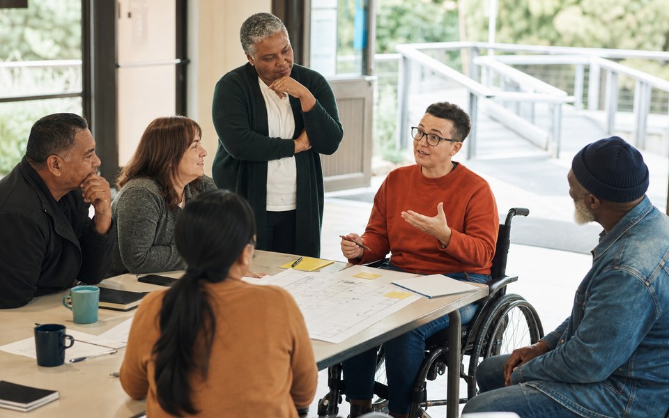 Personas adultas diseñan mejoras accesibles en un taller comunitario
