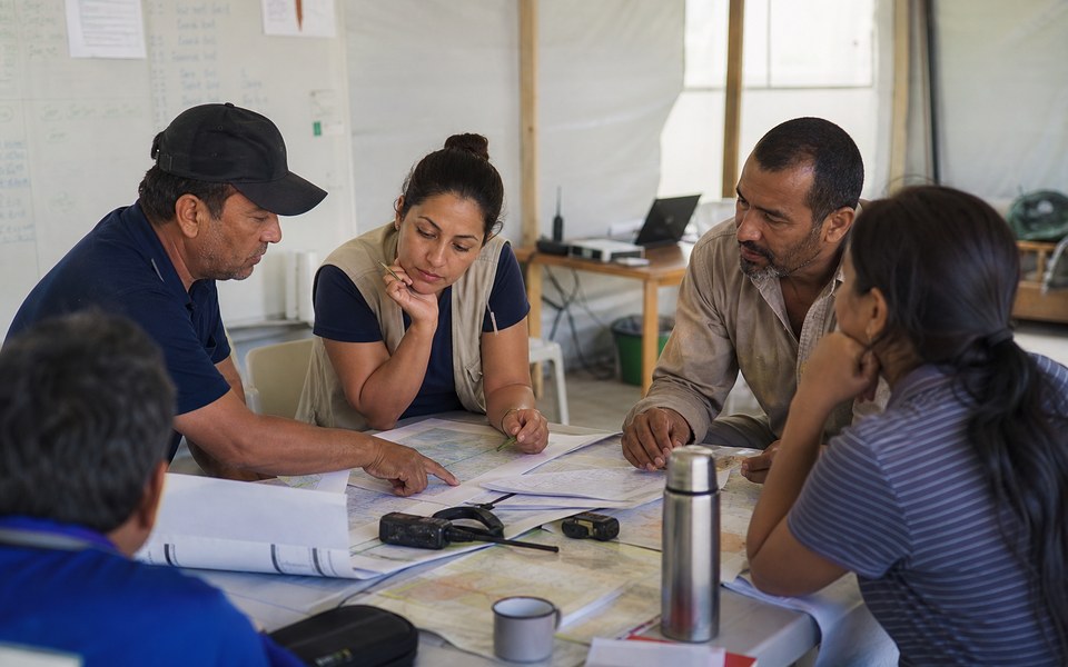 Equipos y representantes comunitarios coordinan una respuesta local con mapas